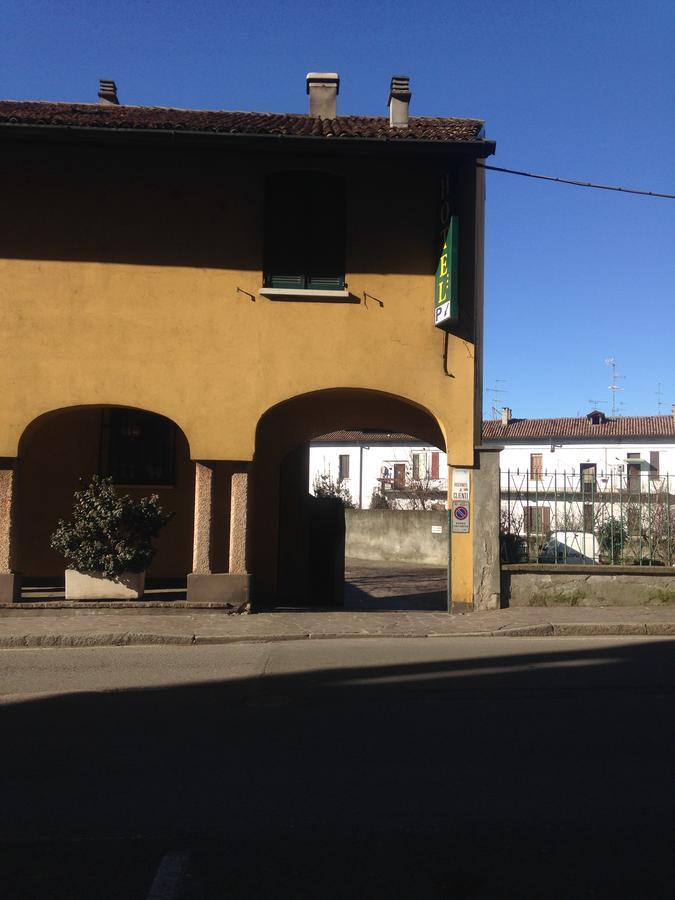 בינאסקו Albergo Della Corona מראה חיצוני תמונה