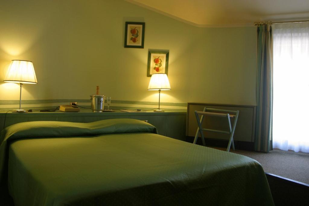 בינאסקו Albergo Della Corona מראה חיצוני תמונה